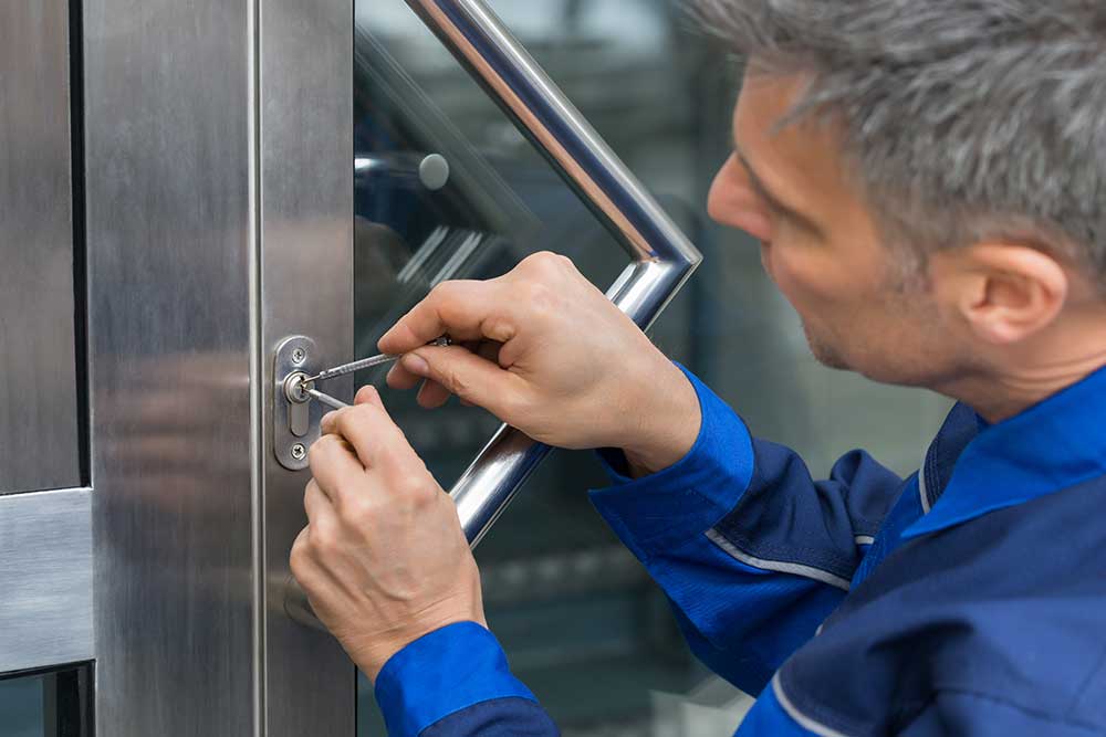 how to become a locksmith